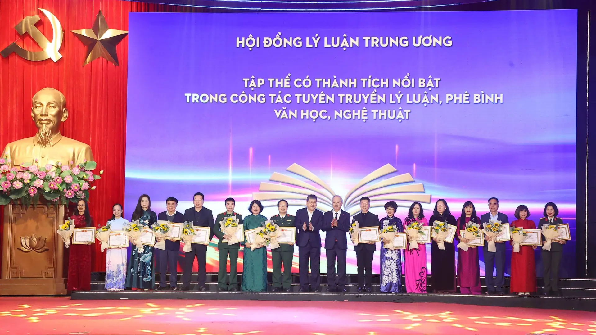 Đẩy mạnh hoạt động lý luận, phê bình văn học, nghệ thuật